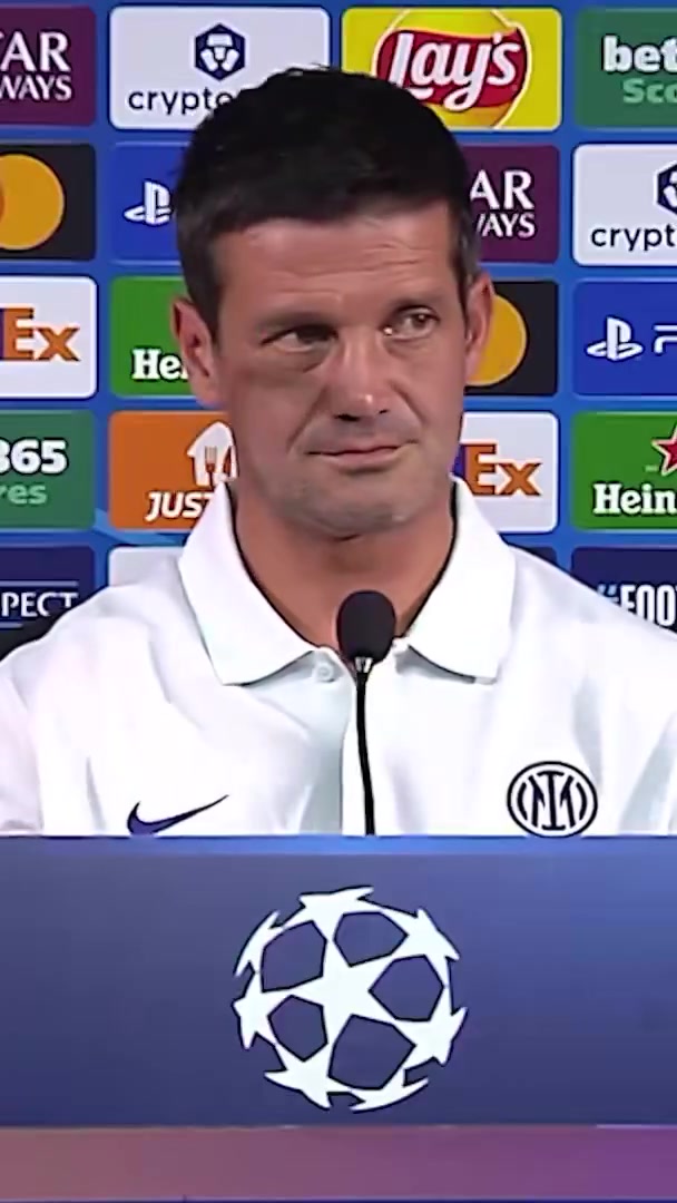 嚇成表情包??發(fā)布會(huì )耳機突然發(fā)出雜音，國米主帥齊沃被嚇一跳