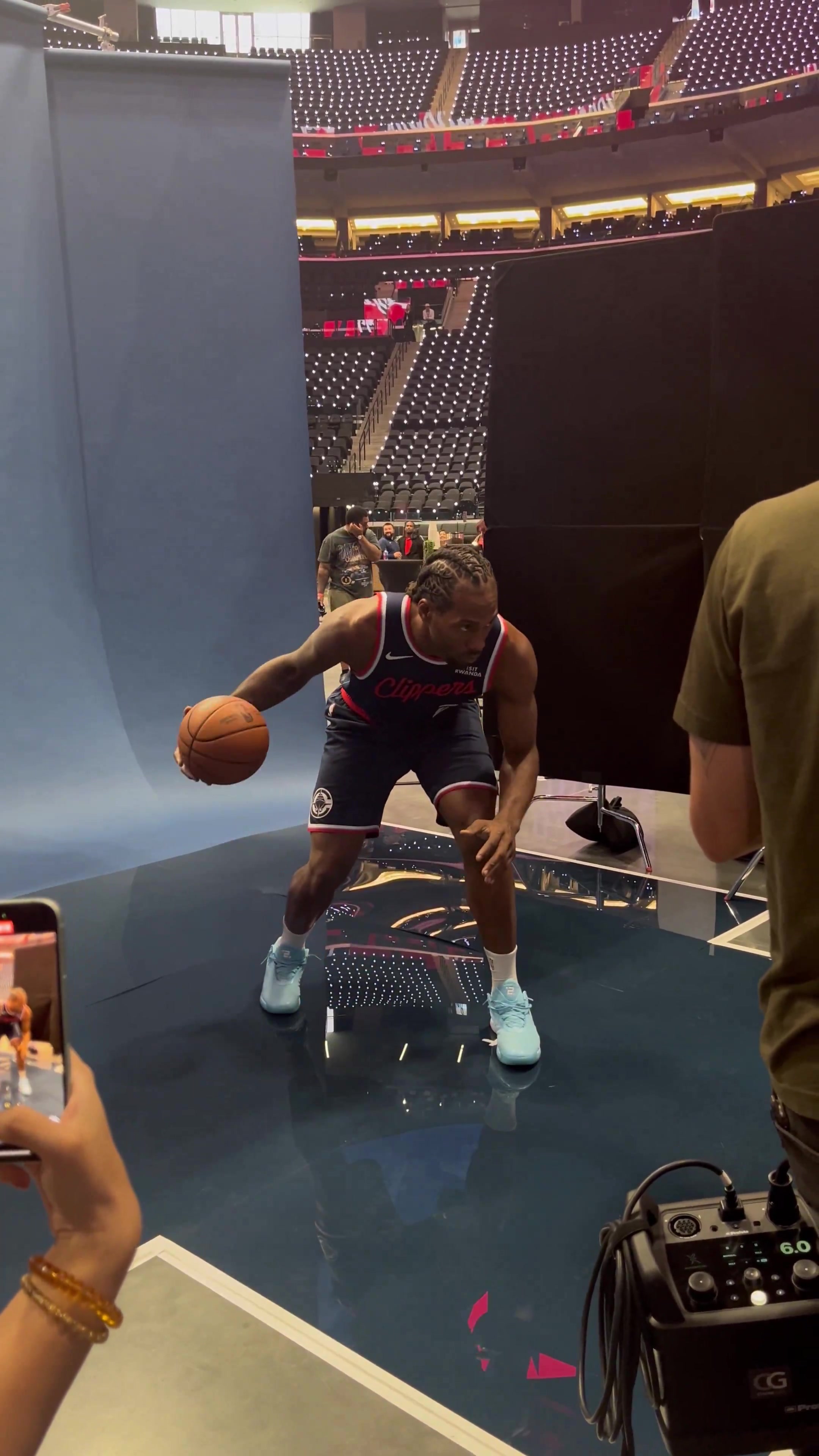 不受陰陽(yáng)合同風(fēng)波影響！萊昂納德出席快船媒體日 擺造型拍定妝照