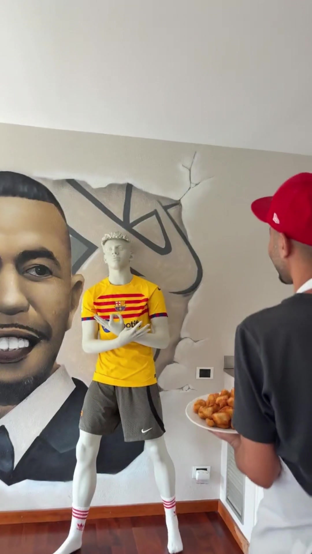 ??亞馬爾父親家里有個(gè)兒子慶祝的模型，親了一口說(shuō)“爸爸愛(ài)你”