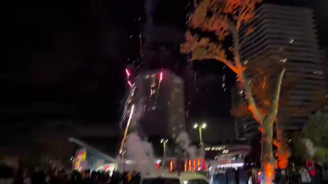 凌晨3點(diǎn)搞事??太陽(yáng)報:加拉塔薩雷球迷在利物浦下榻酒店外放煙花