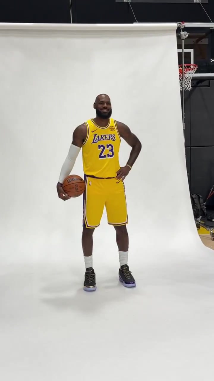 NBA官推曬詹姆斯拍攝定妝照：LBJ參加史無(wú)前例的第23個(gè)媒體日！