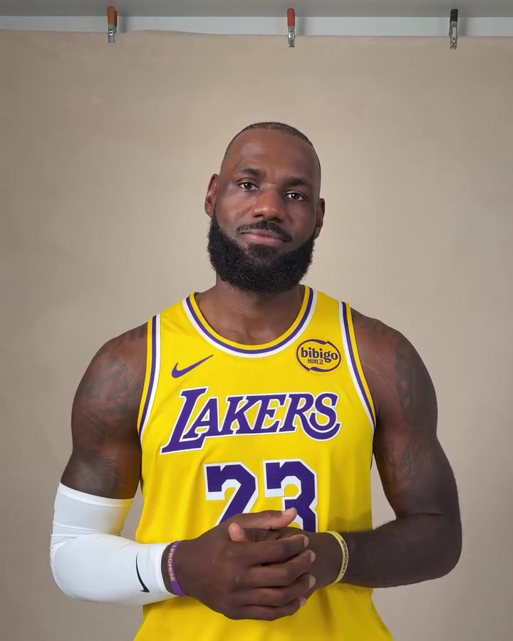 超過(guò)70名球員在你NBA首秀后出生？詹姆斯做搞怪表情難以置信