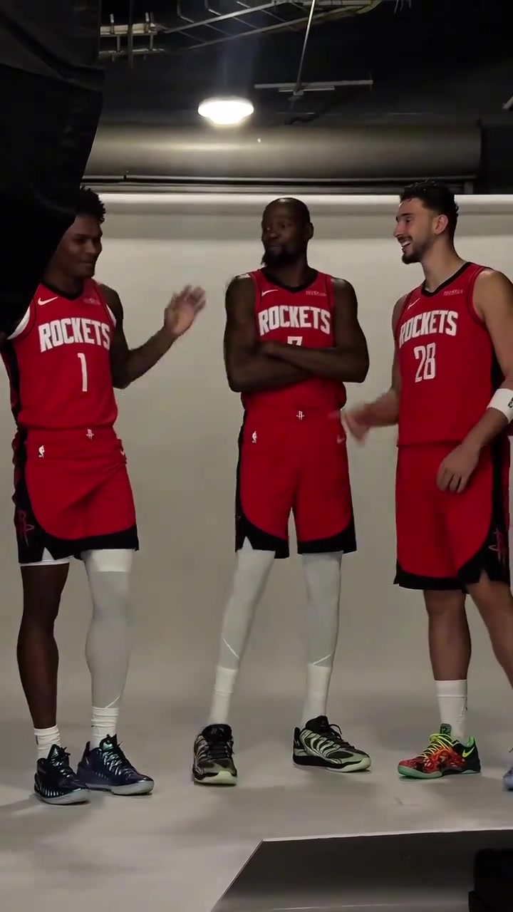 ??火箭三巨頭拍攝定妝照 杜蘭特談笑間將C位讓給阿門(mén)