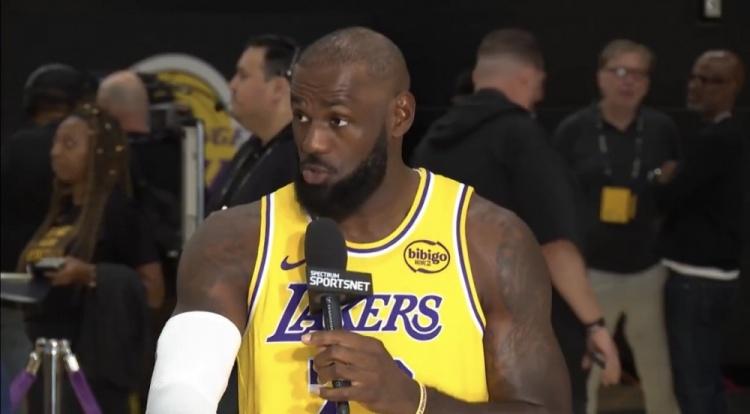 詹姆斯：我加練接球就投 因在東契奇身邊打球需隨時(shí)做好出手準備