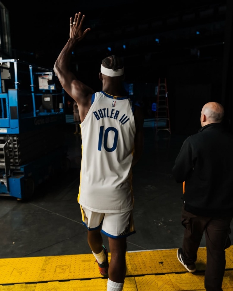 發(fā)型正常！巴特勒曬定妝照：生涯第15個(gè)賽季的首日 庫里追夢(mèng)出鏡