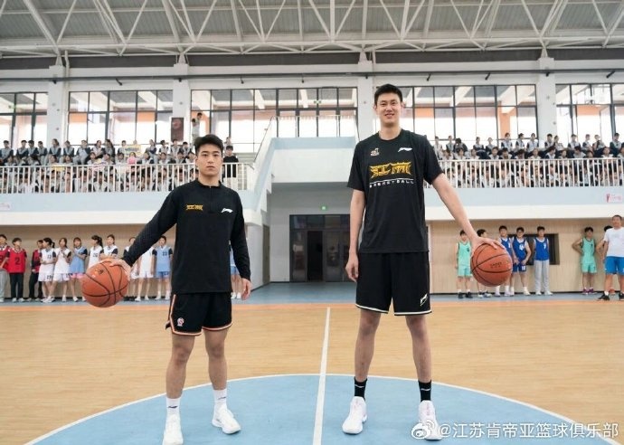 籃球夢(mèng)想進(jìn)課堂！江蘇隊走進(jìn)丹陽(yáng)市呂叔湘中學(xué)和丹北實(shí)驗初級中學(xué)