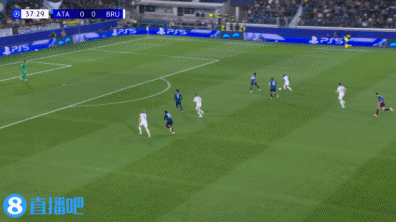 這球漂亮，布魯日球員弧頂處晃開(kāi)防守兜射破門(mén)，亞特蘭大主場(chǎng)落后