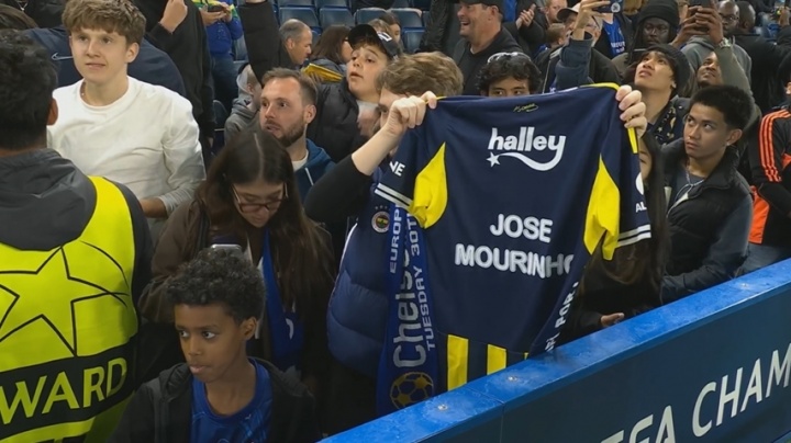 從土耳其追到英國！本菲卡客戰切爾西，費內巴切球迷現場(chǎng)支持穆帥