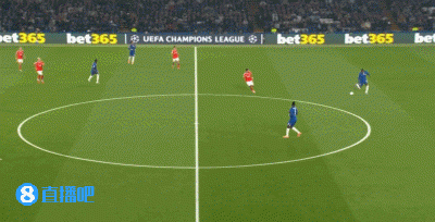 特殊的一個(gè)！切爾西球迷起立鼓掌致敬穆帥，穆里尼奧揮手回應