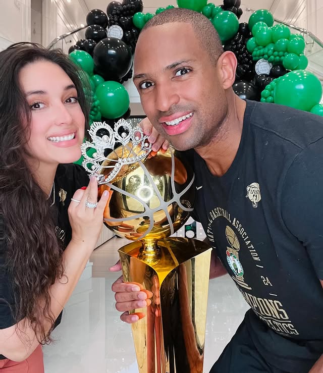 ??霍福德老婆：多米尼加首位環(huán)球小姐 身高188才貌雙全