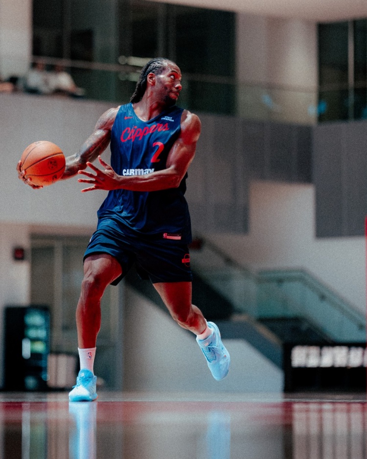 全力出擊！快船訓練營(yíng)首日照片：“燈泡組合”同框 小卡&比爾在列