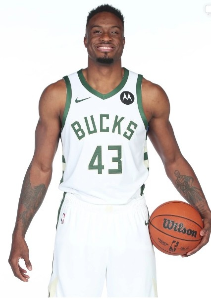 重返雄鹿！字母哥哥在社媒曬出定妝照：生涯第十三個(gè)篇章