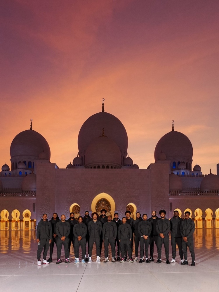 到此一游！76人曬全隊在阿布扎比地標謝赫扎伊德清真寺合照！