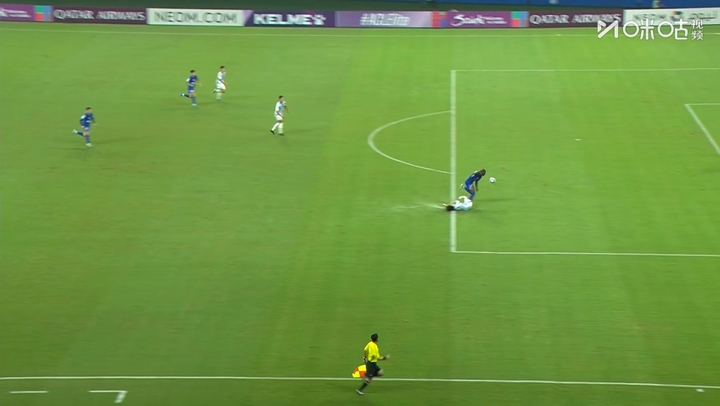 暴怒！阿蘇埃搶出單刀被絆倒，裁判未判給申花點(diǎn)球