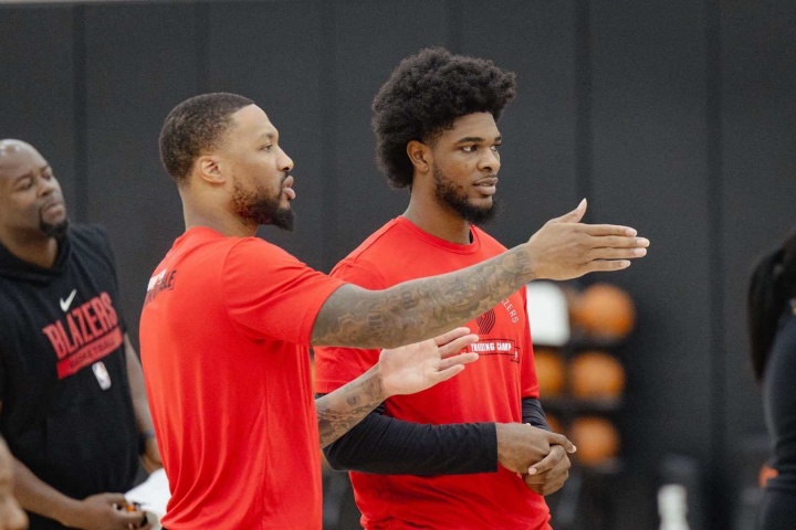 傳承！利拉德出席開(kāi)拓者訓練營(yíng) 向亨德森言傳身教！