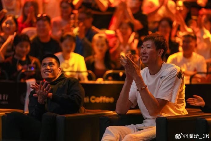 周琦社媒曬照：第一次現場(chǎng)看??男雙3-0輕松加愉快！