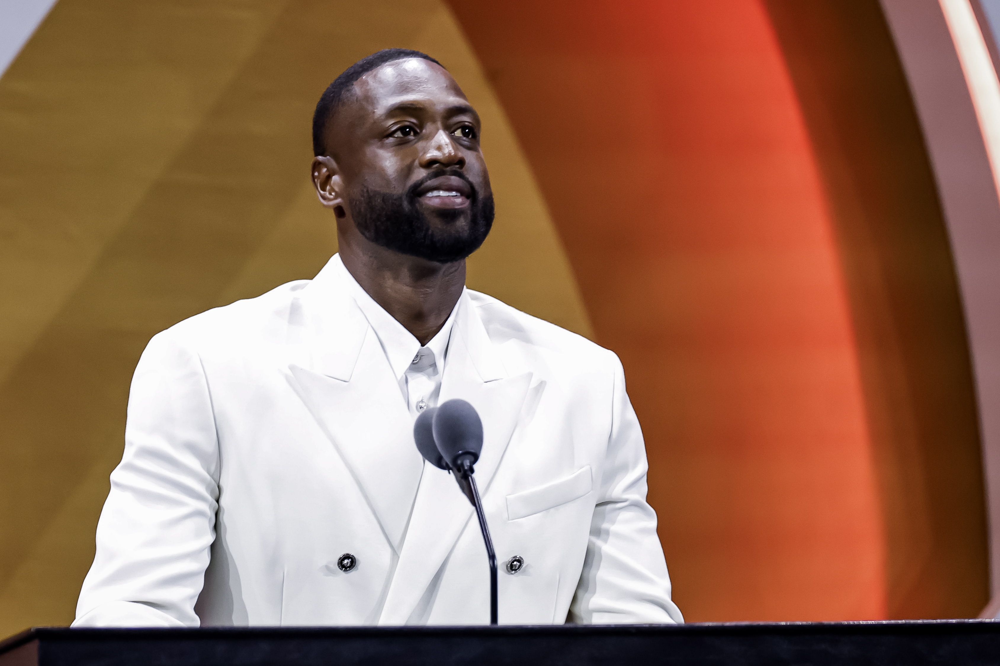 韋德：新賽季媒體日對于球員來(lái)說(shuō)就是穿上新衣服拍拍照&聊聊天