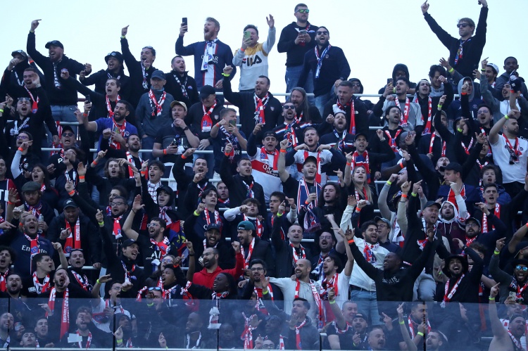 法媒：巴黎球迷大巴半夜在高速上拋錨，80人被困數小時(shí)