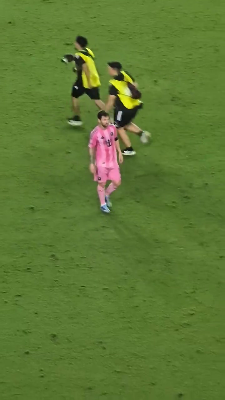 跟隊記者：輸球后梅西沒(méi)有與任何人打招呼，直接返回了更衣室