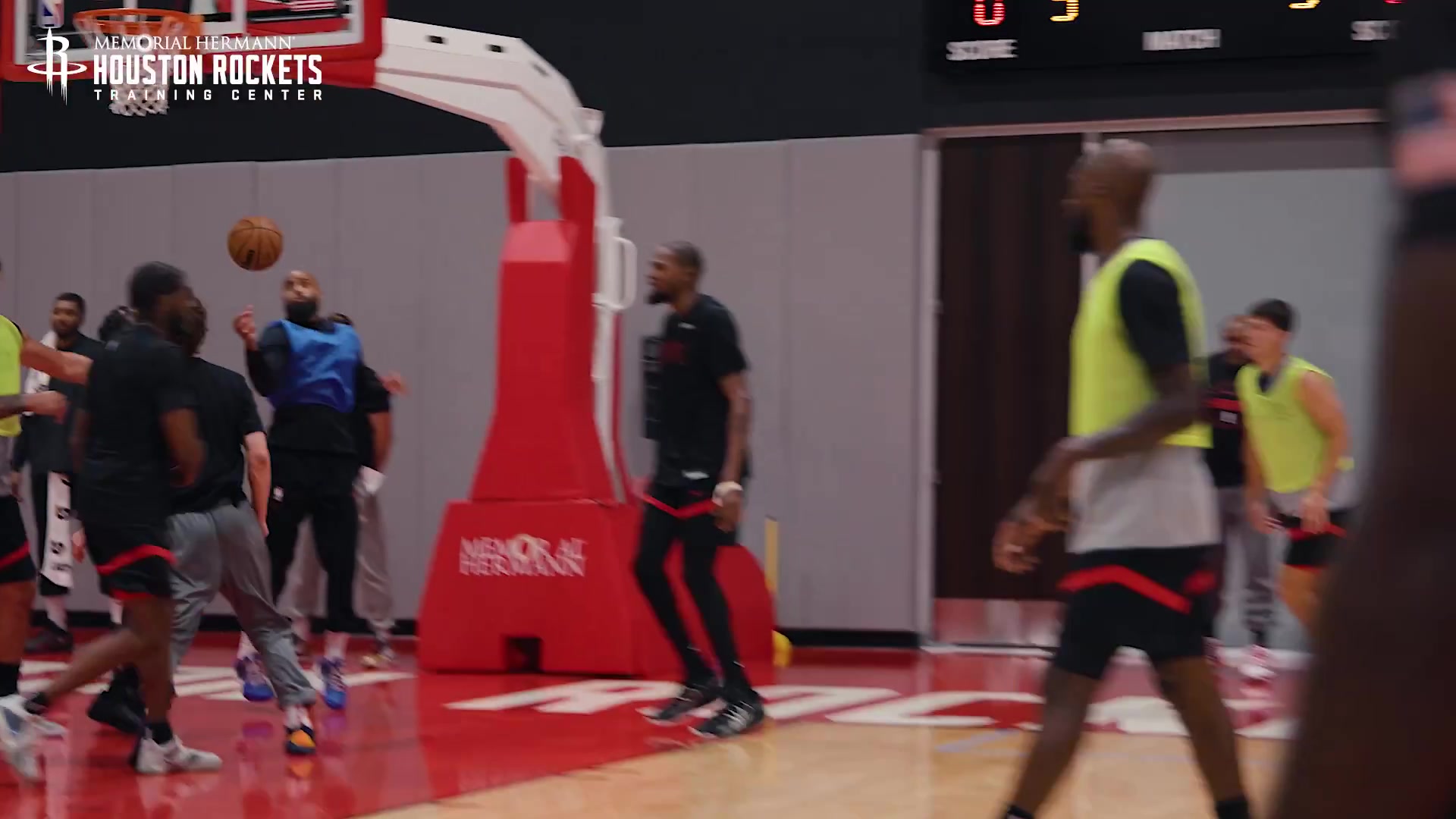 新賽季看你了？火箭訓練：謝潑德單打杜蘭特 在其長(cháng)臂干擾下拋進(jìn)