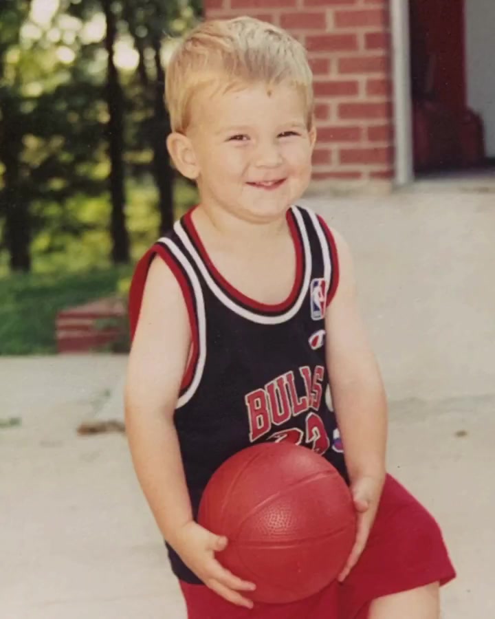 湖人全隊猜兒時(shí)照片 詹姆斯表示猜不中 東契奇一把猜中里夫斯