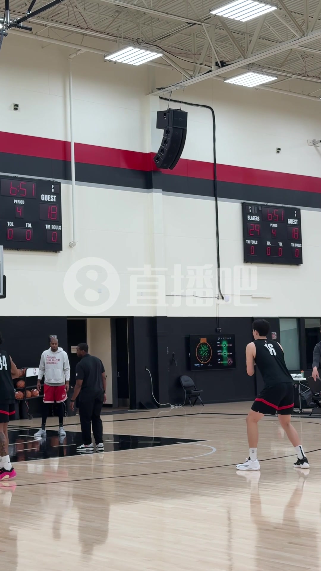 今天練三分球??小吧現場(chǎng)直擊楊瀚森訓練 與前青島外援里斯一組