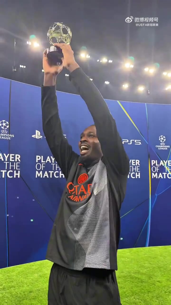 玩砸了??小圖拉姆把玩MVP獎杯，擺在頭頂雜耍不小心摔在地上