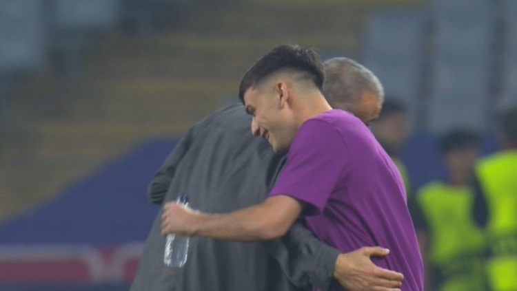 兵戎相見(jiàn)不影響師徒情深，恩里克和佩德里賽前擁抱致意