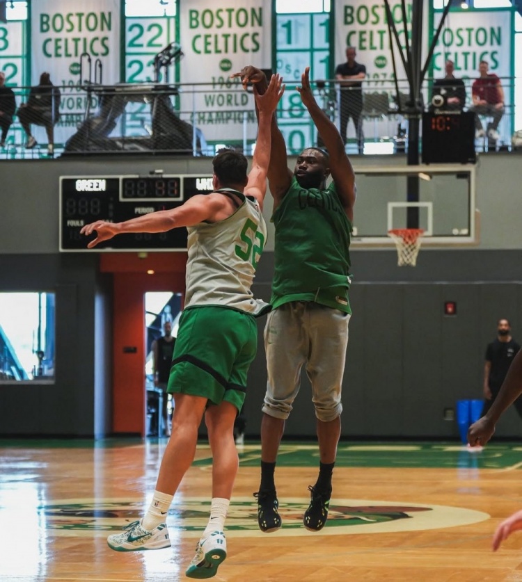 他太想打球了！綠軍自媒體曬圖：杰倫-布朗跳投 塔圖姆暗中觀(guān)察