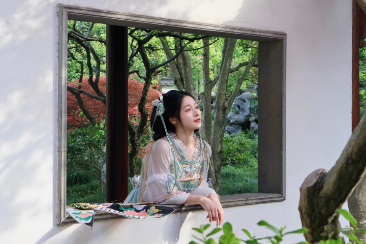 56學(xué)姐來(lái)啦！吳柳芳直播說(shuō)要感謝吧友投票 昨晚現身直播吧評論區