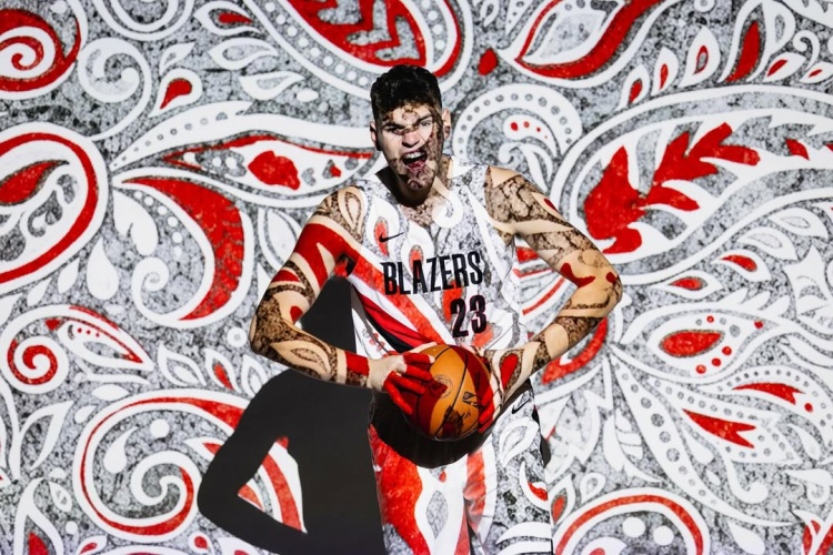 開(kāi)拓者首發(fā)中鋒？克林根社媒曬顏色絢爛的定妝照：NBA第二年