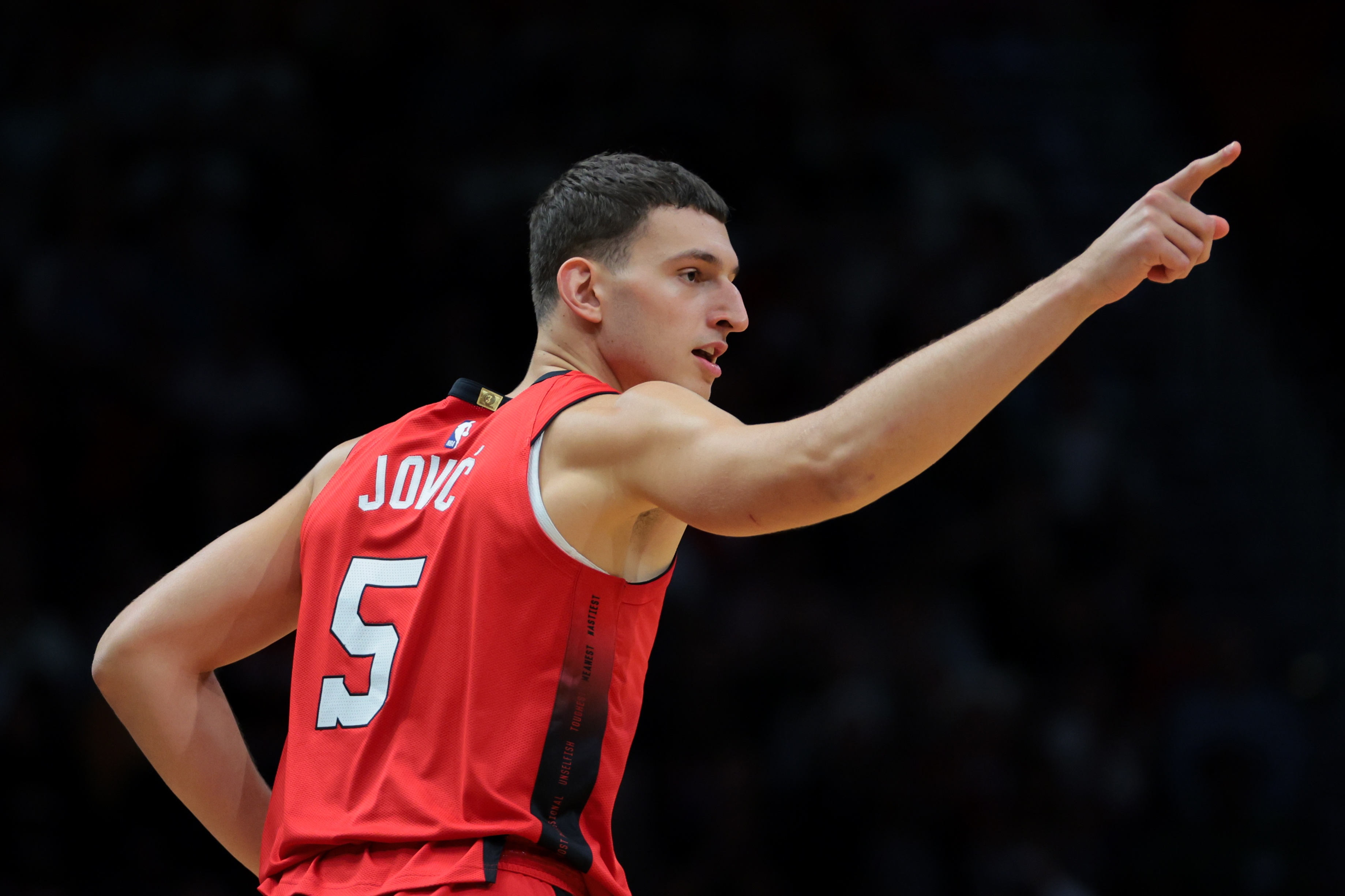 約維奇是第五個(gè)提前續約的2022屆新秀 12號秀和狀元最高5年2.87億