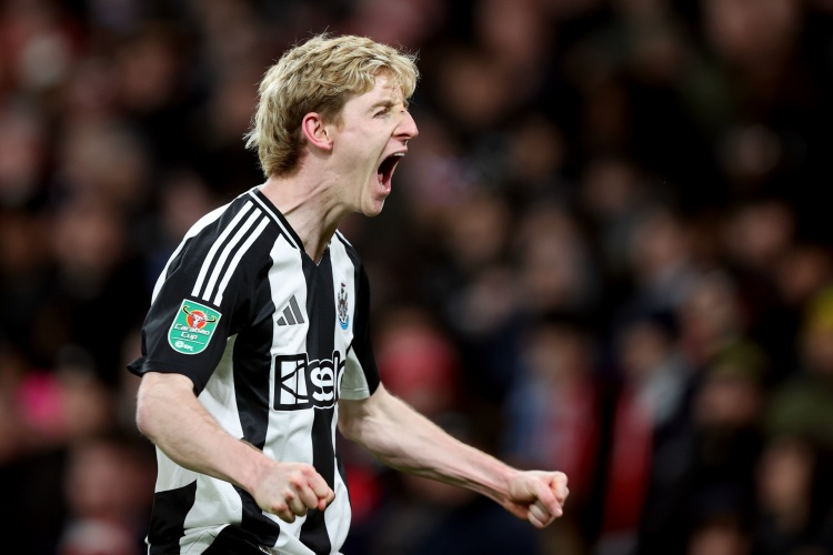 戈登成第三位歐冠單場(chǎng)進(jìn)倆點(diǎn)球的英格蘭球員，另兩位是魯尼和凱恩