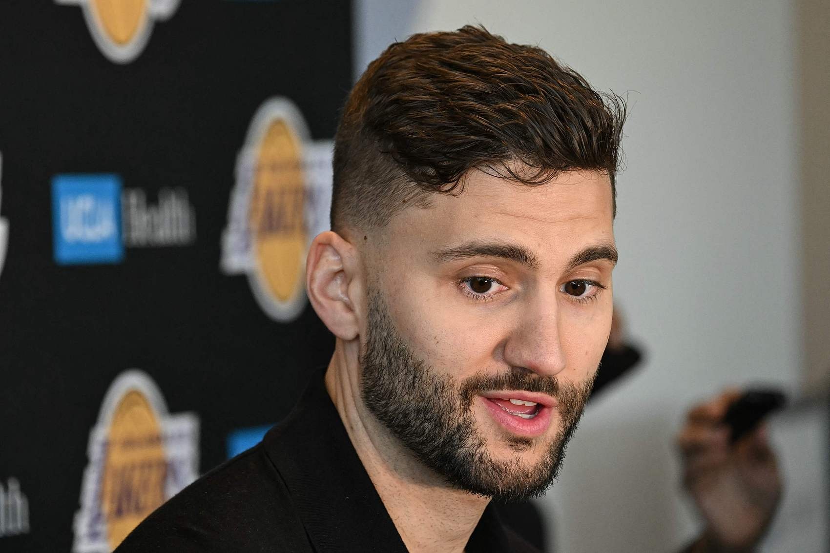 你悠著(zhù)點(diǎn)吧！克萊伯前天剛說(shuō)要把身體對抗強度帶上場(chǎng) 今天就傷了