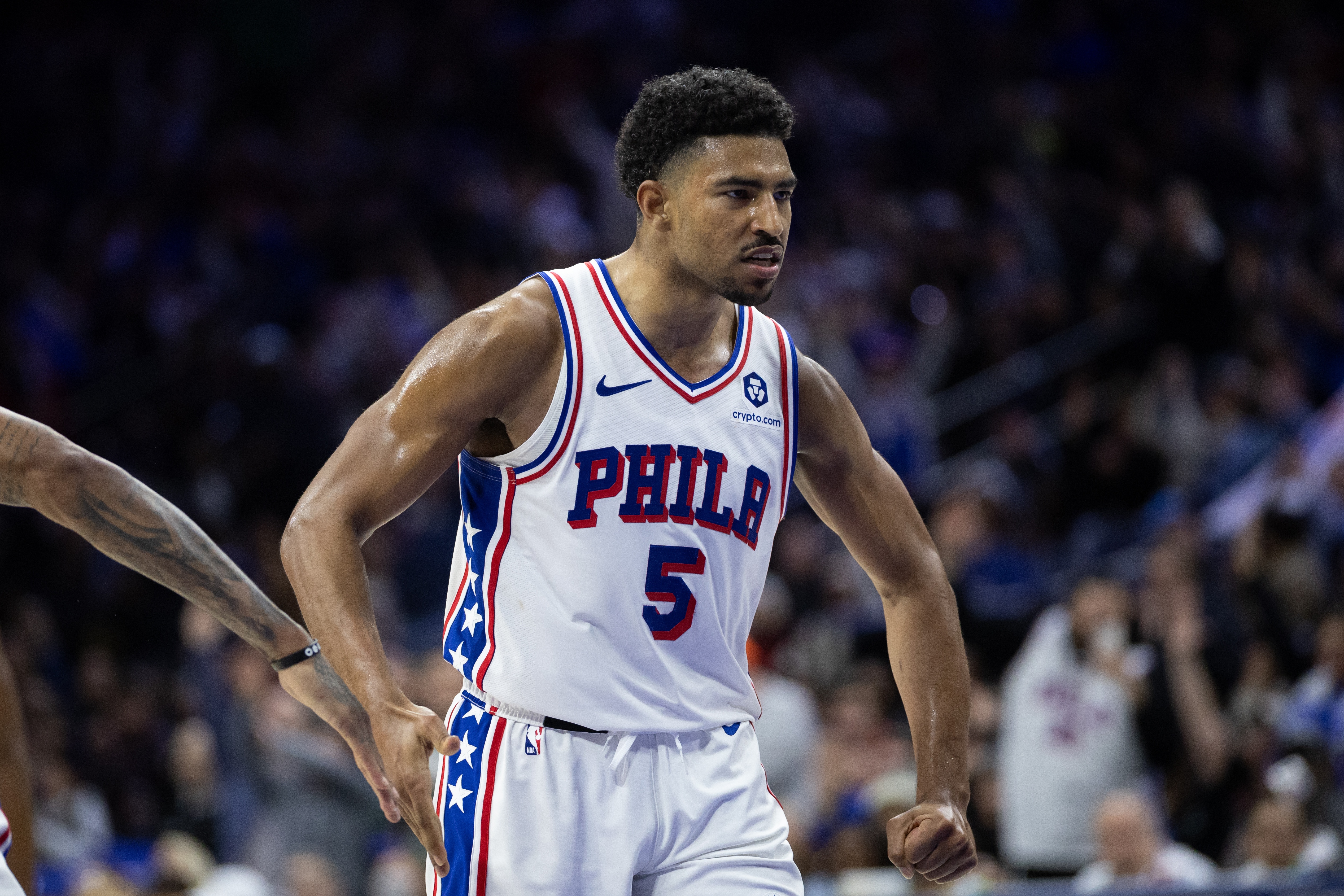 場(chǎng)均21.9分4.5助1.5斷+2.9記3分！76人格萊姆斯這水準為啥簽資質(zhì)?