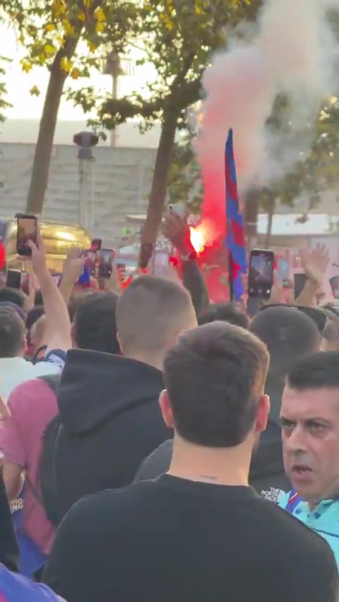 火藥味！巴薩球迷在球場(chǎng)外聚集，高喊辱罵巴黎的口號