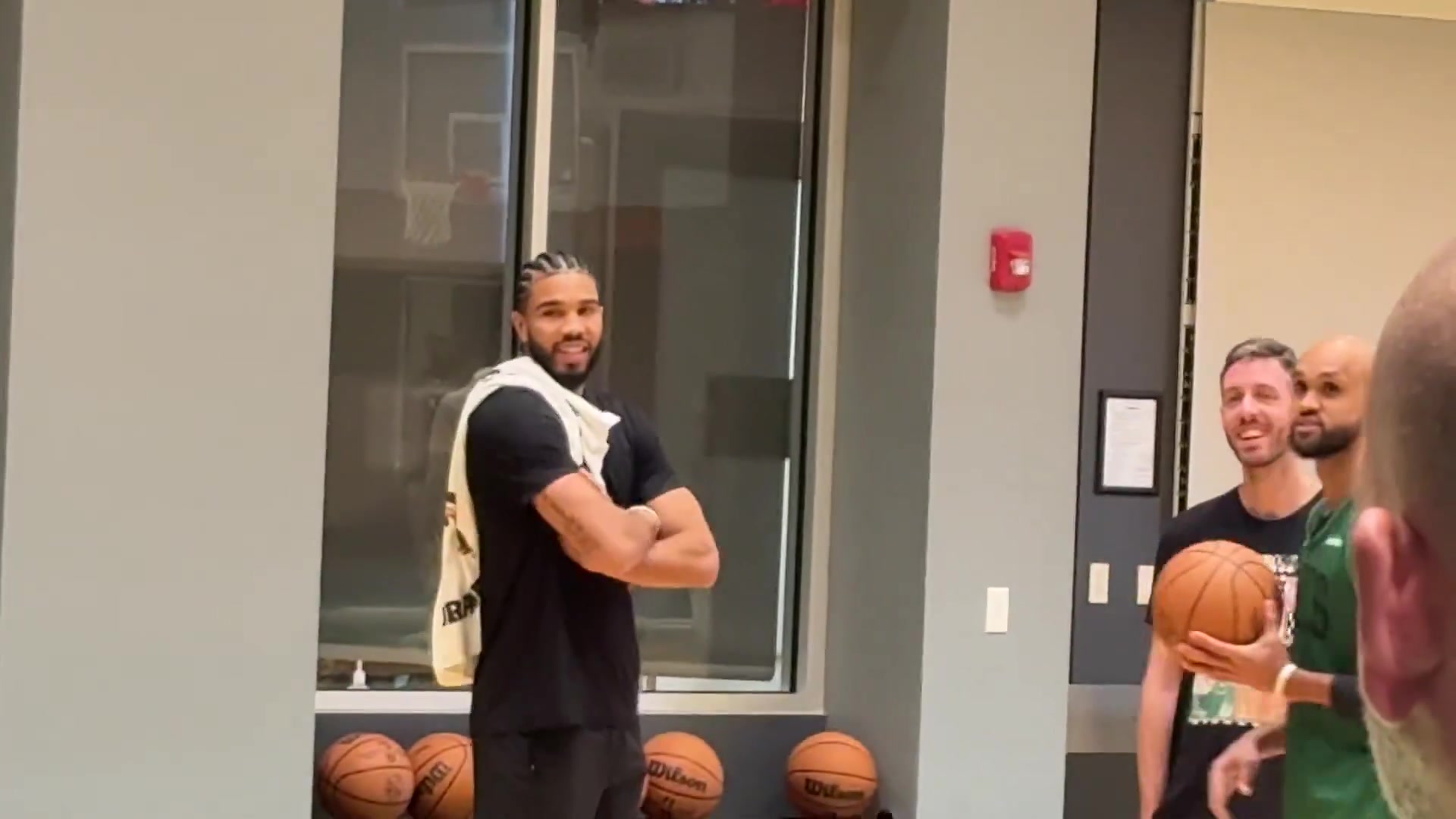 新發(fā)型亮眼！塔圖姆現身訓練場(chǎng) 與懷特&新援安芬尼-西蒙斯聊天