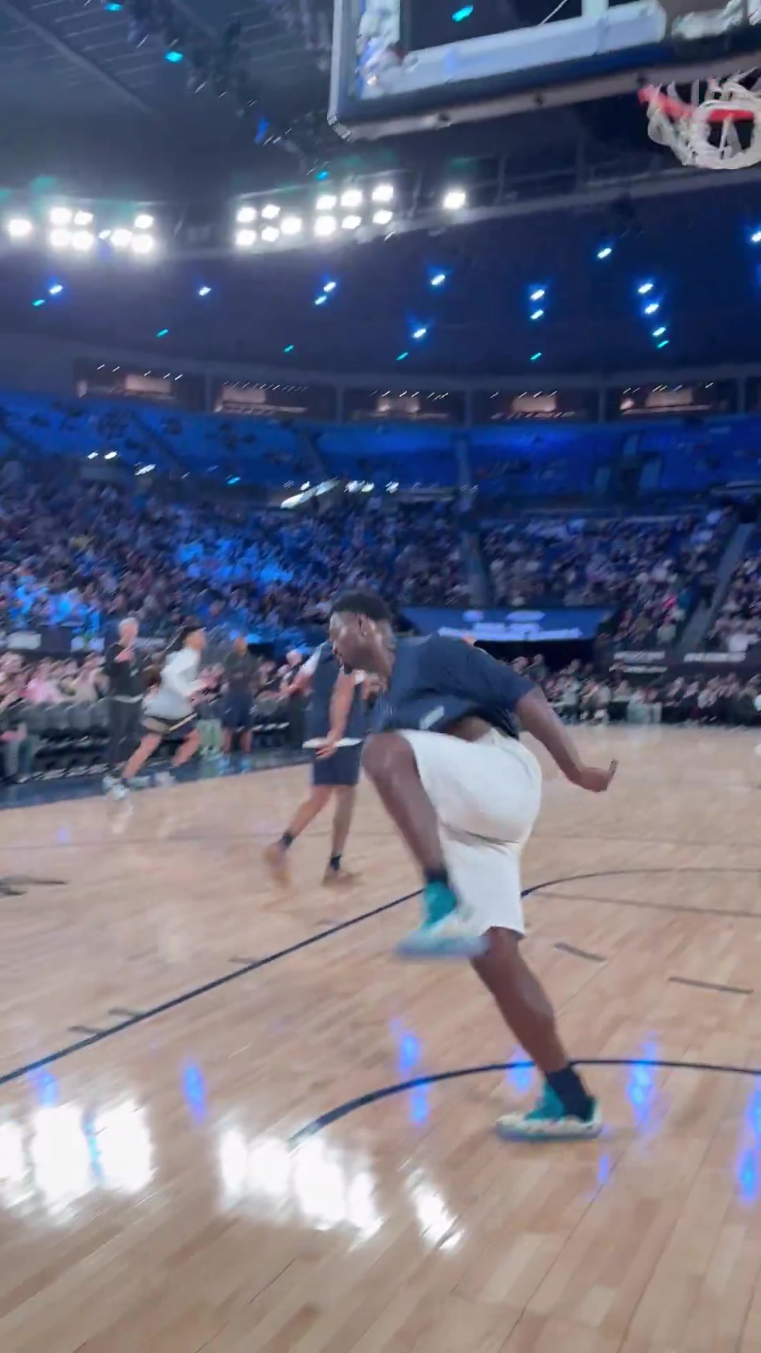 鵜鶘在澳大利亞訓練備戰季前賽 錫安上演180度轉體單手炸扣??