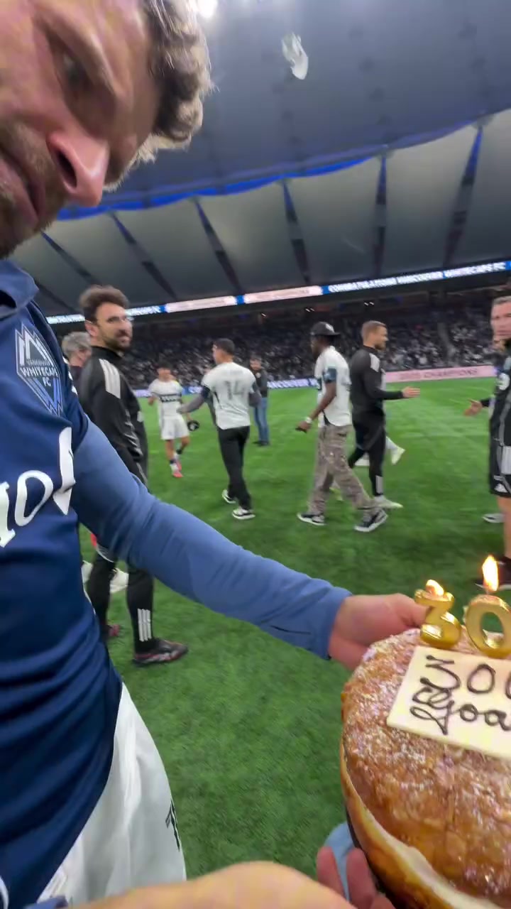 ??穆勒達成職業(yè)生涯300球里程碑，賽后獲贈紀念蛋糕