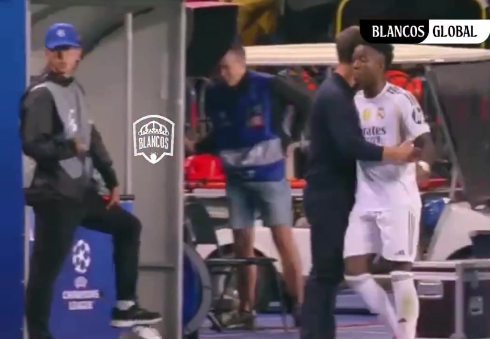 不滿(mǎn)馬斯坦托諾？維尼修斯被換下后一路喋喋不休，貝林厄姆一直勸