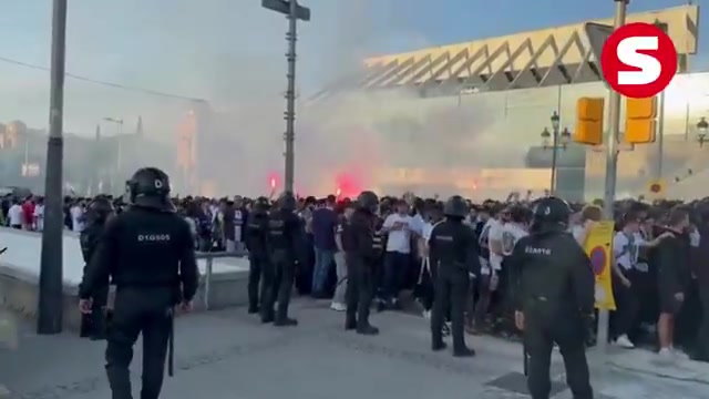 巴薩巴黎大戰一觸即發(fā)！大批巴黎球迷在球場(chǎng)前聚集并呼喊口號