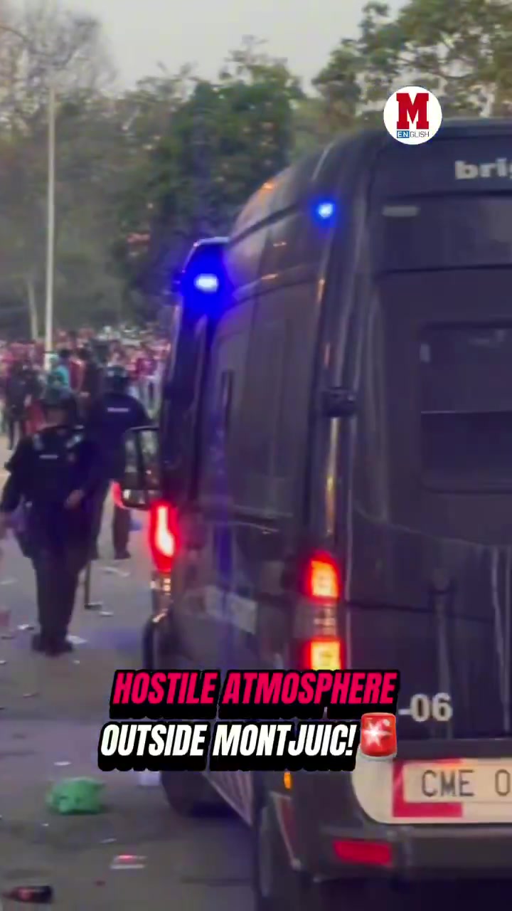 賽前火藥味！巴薩、巴黎球迷場(chǎng)外大規模沖突，警察出動(dòng)維持秩序