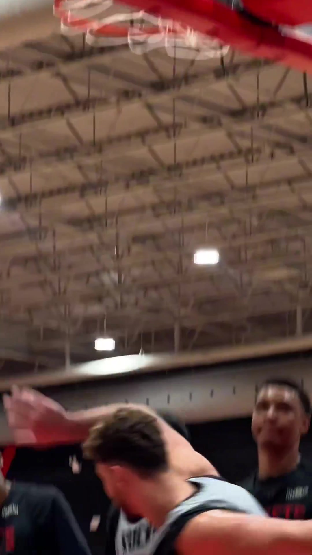 哈哈！申京隔扣&顏射亞當斯后被后者鎖喉 社媒曬照挑釁：就隔扣你