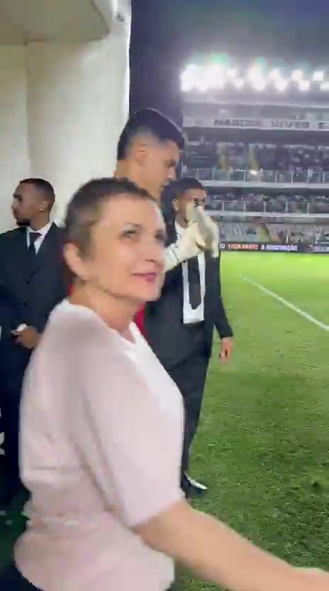 公益??桑托斯球員賽前與11名女性一起出場(chǎng)，以宣傳抗擊乳腺癌